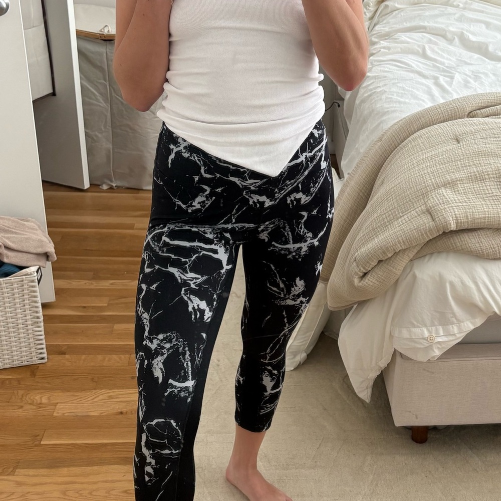 L'URV Black and White Marble Leggings